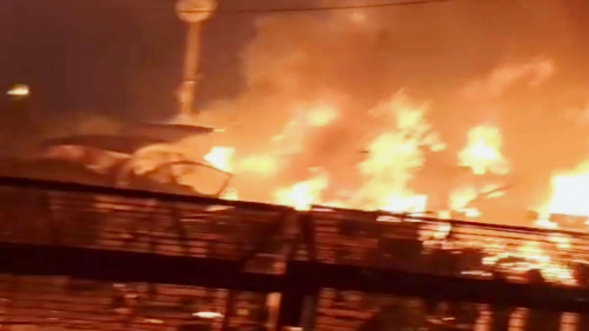 Shocking Delhi Red Fort Blast: चौंकाने वाला धमाका, खड़ी कार में विस्फोट से मचा हड़कंप, 8 की मौत