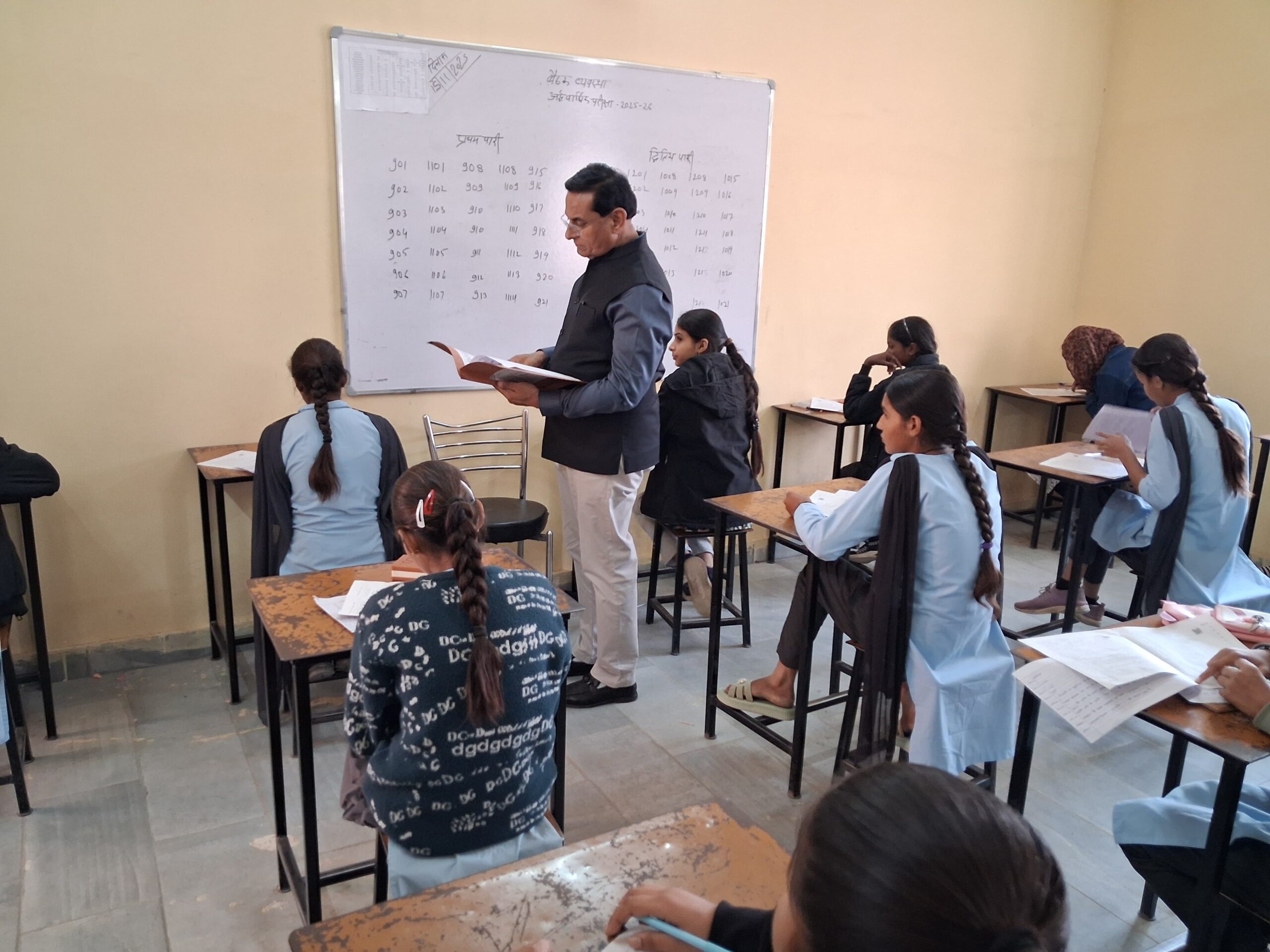 शिक्षा निदेशक जाट ने विभिन्न स्कूलों का किया निरीक्षण, Exam work गंभीरता से नहीं करने पर 2 शिक्षकों को नोटिस के निर्देश