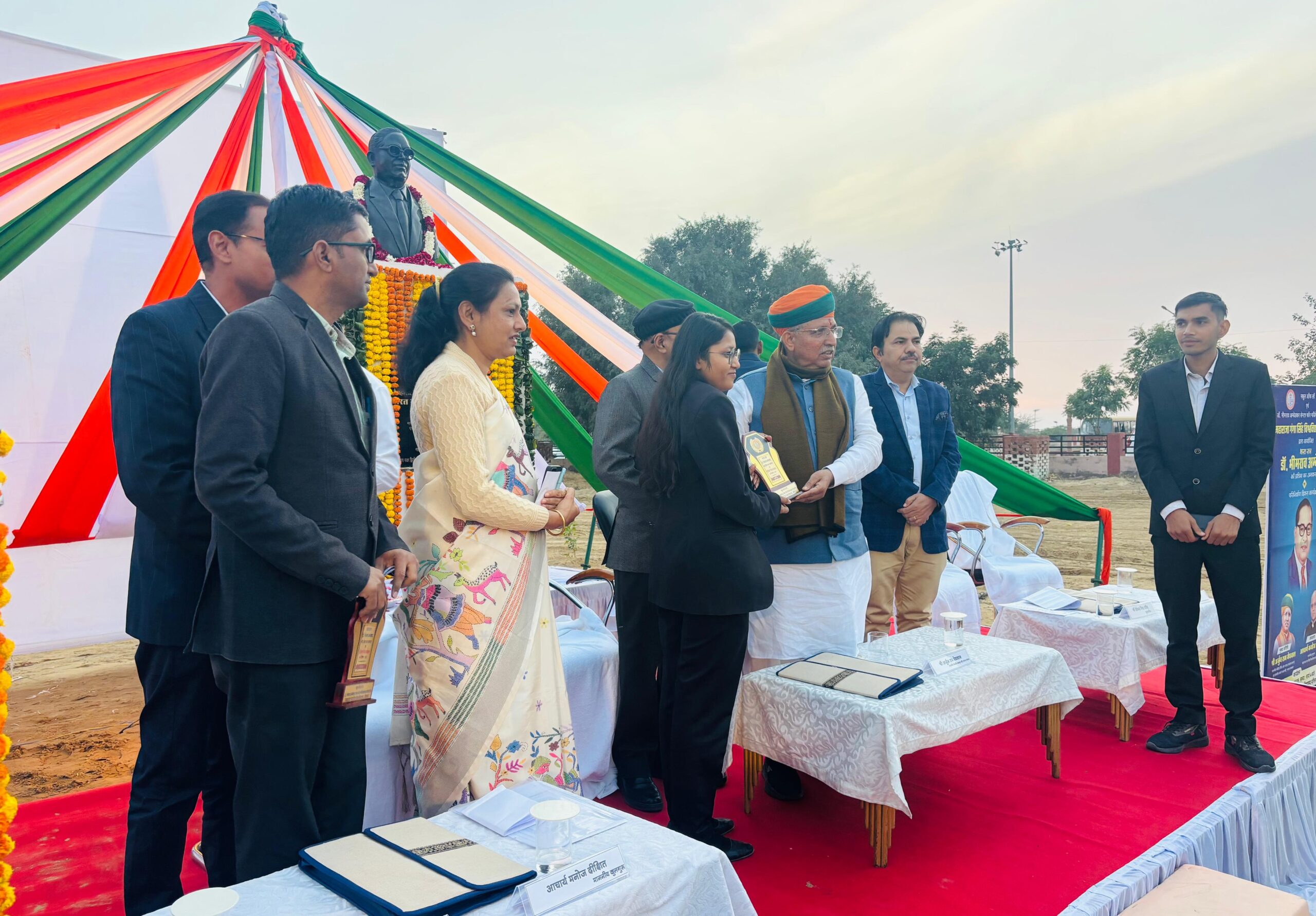 Arjun Ram Meghwal ने एमजीएस विवि में डॉ. अंबेडकर की प्रतिमा का अनावरण किया