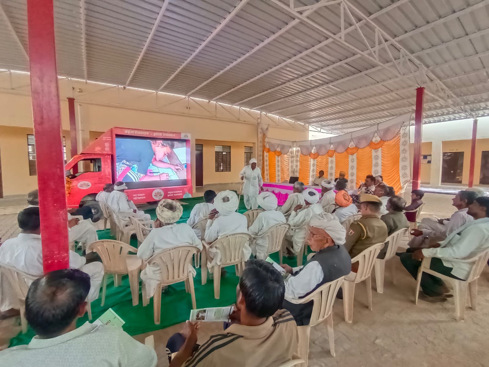 Nokha देहात के गजसुखदेसर गांव में विकास रथ के माध्यम से सरकार की योजनाओं का प्रचार, “2 साल – नव उत्थान, नया राजस्थान” अभियान