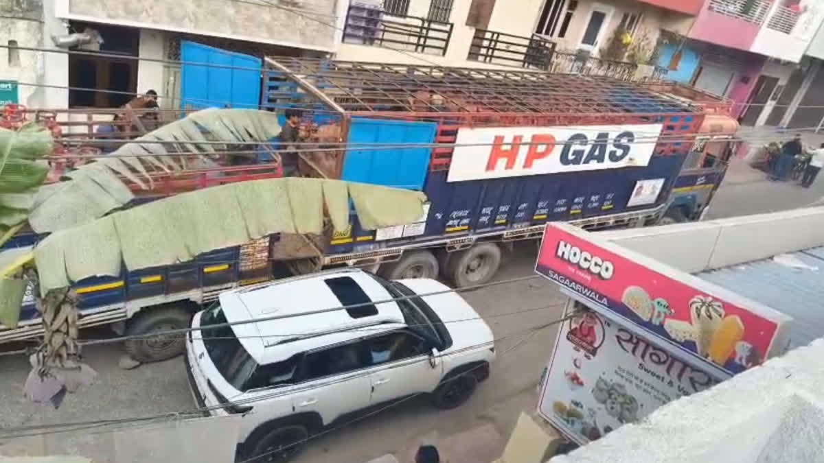 Jaipur: 560 गैस सिलेंडरों से भरे ट्रक के ब्रेक फेल, रिवर्स में मकान से टकराया, बड़ा हादसा टला