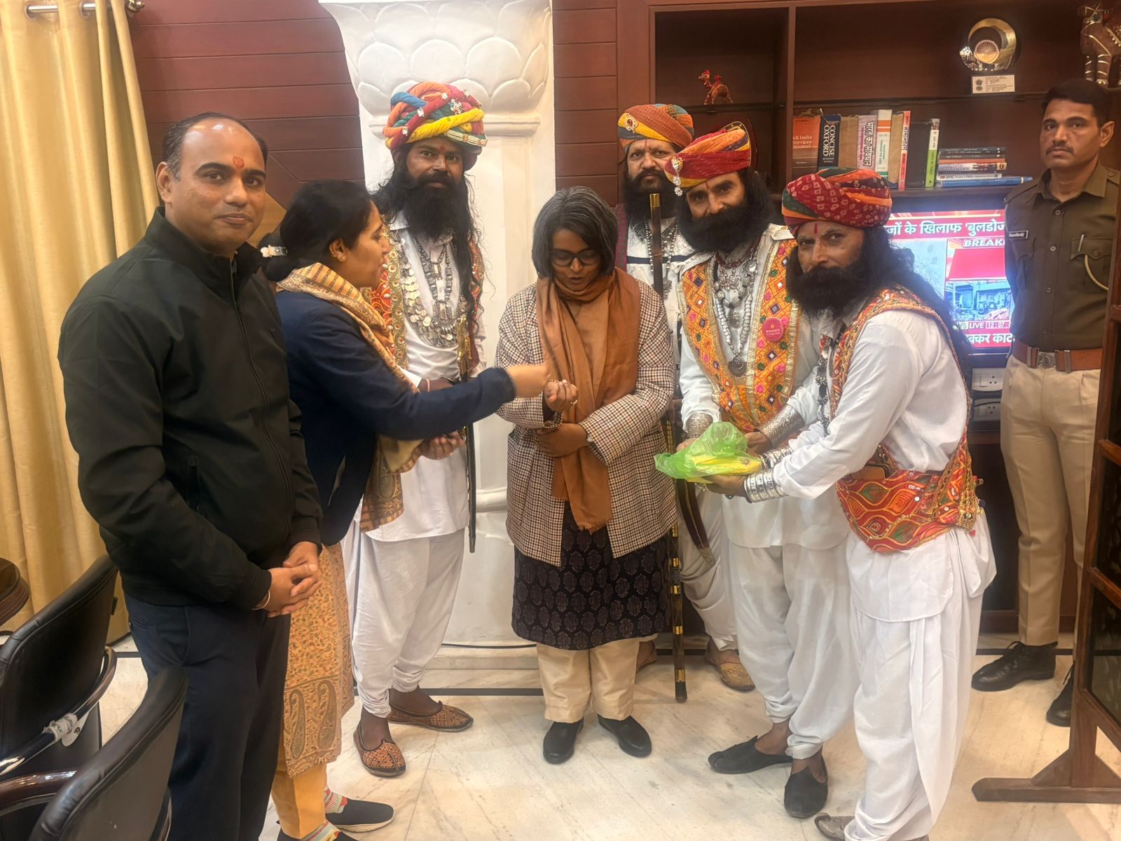 बीकानेर में अंतर्राष्ट्रीय ऊंट उत्सव का आगाज़, पीले चावल बांटकर दिया गया आमंत्रण