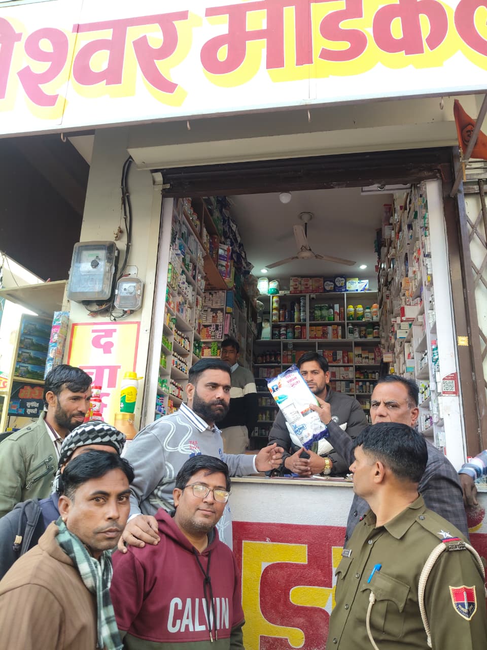 Shridungargarh में प्रशासन का छापा, 20 दुकानों से डेढ़ क्विंटल प्रतिबंधित प्लास्टिक जब्त