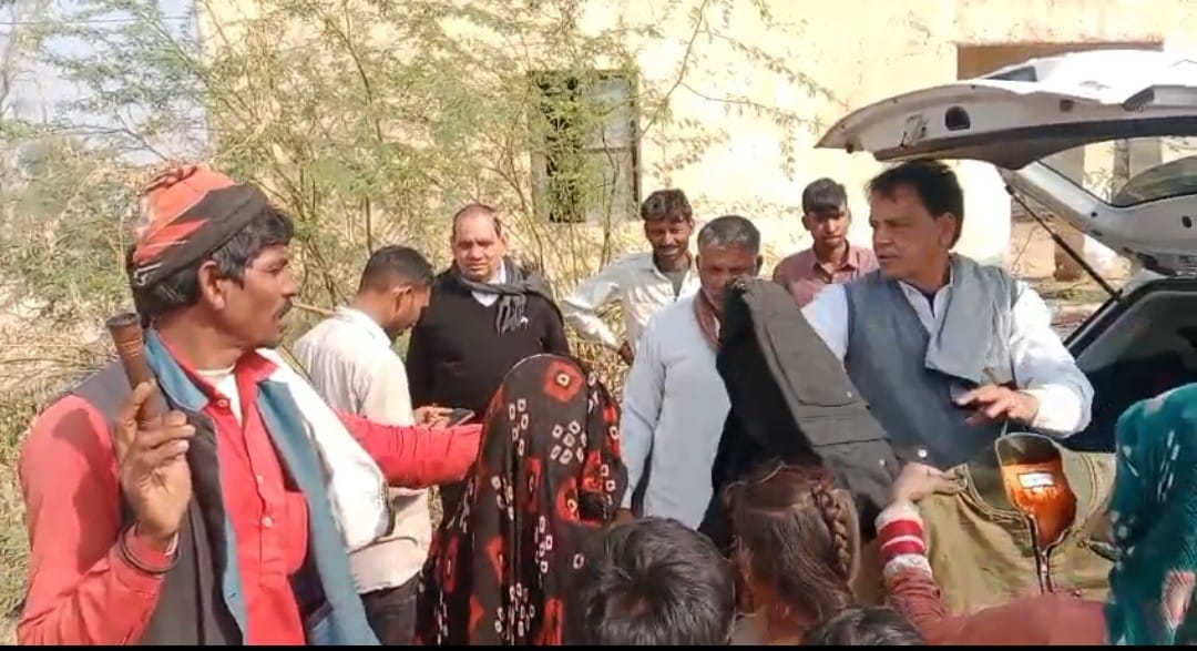 श्रीडूंगरगढ़ के प्रवासी भामाशाह मोहनलाल सिगी ने भीषण सर्दी में गरीबों को बांटे गर्म जैकेट 