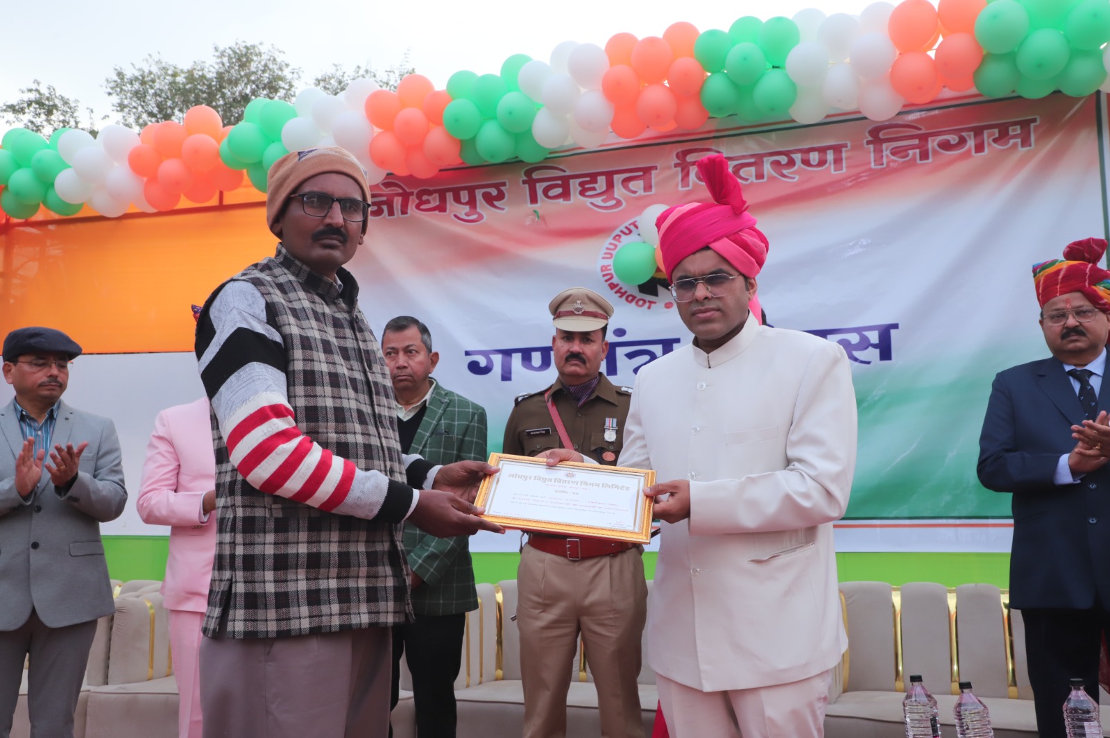 77वें गणतंत्र दिवस पर मूलचंद गेधर डिस्कॉम स्तर पर सम्मानित, डॉ. भंवरलाल ने किया सम्मान