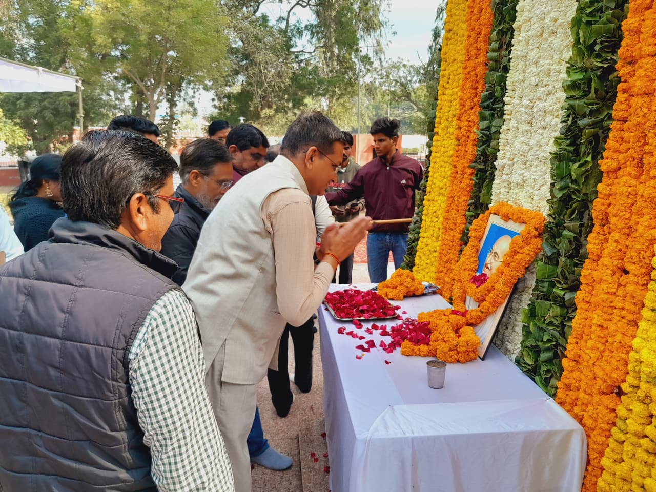 शहीद दिवस पर गांधी पार्क में श्रद्धांजलि कार्यक्रम, गांधीजी की प्रतिमा पर पुष्प अर्पित किए