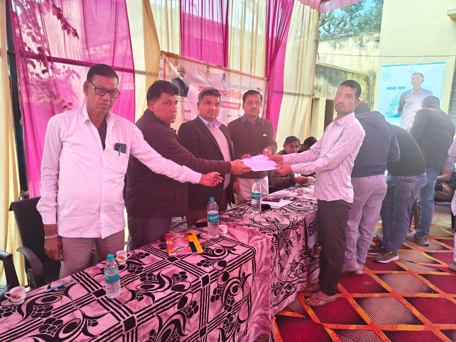 अतिरिक्त निदेशक कृषि ने ग्राम उत्थान शिविरों का निरीक्षण कर किसानों को वितरित किए मृदा स्वास्थ्य कार्ड