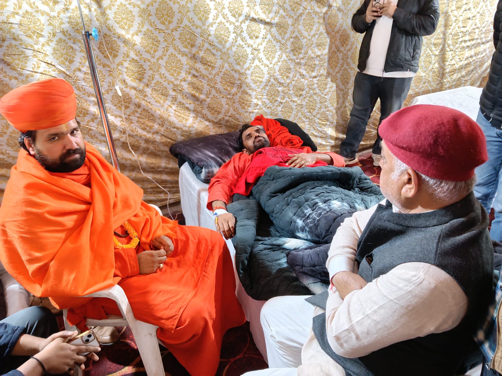 खेजड़ी बचाओ आंदोलन ने पकड़ा जोर: 36 घंटे से आमरण अनशन जारी, संतों के संकल्प के आगे प्रशासन असमंजस में