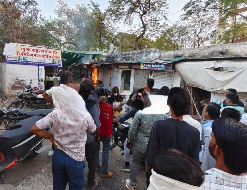 नोखा में चाय की दुकान में गैस सिलेंडर से लगी आग, पुलिस व लोगों ने बुझाई