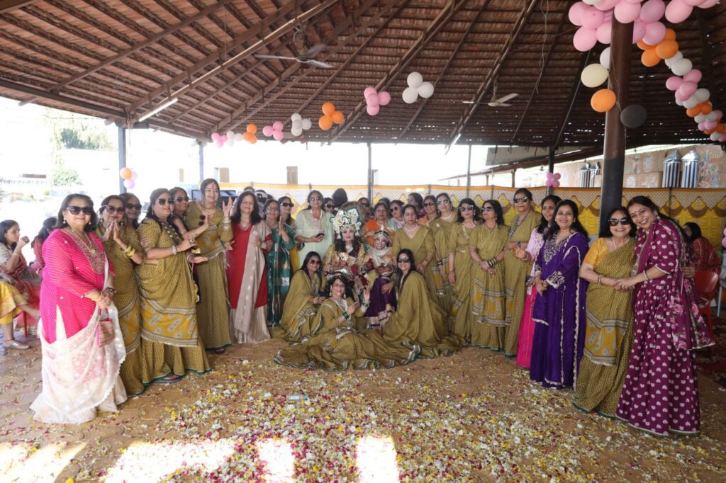 कैटवॉक पर दिखा आत्मविश्वास, फाग के गीतों पर थिरकी हमराही की सखियां