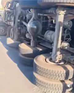 एनएच-11 पर अनियंत्रित ट्रक पलटा, कार से टकराया — चालक घायल