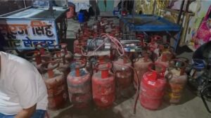 देर रात रसद विभाग की बड़ी कार्रवाई, 46 घरेलू गैस सिलेंडर जब्त