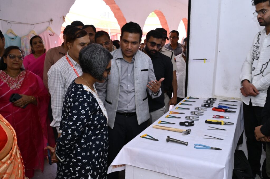 Bikaner : छोटे उद्योगों के लिए बड़ा प्रयास है पीएम विश्वकर्मा योजना : जिला कलेक्टर