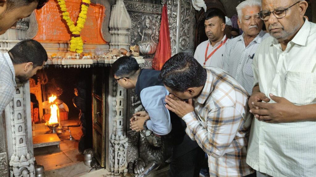 जिला कलेक्टर ने देशनोक स्थित करणी माता मंदिर में किए दर्शन, उप तहसील का निरीक्षण