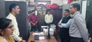 जिला कलक्टर ने कलक्ट्रेट की शाखाओं का किया निरीक्षण
