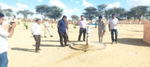 जिला कलेक्टर ने पूगल क्षेत्र के दूरस्थ गांवों में किया हैंडपंप्स का निरीक्षण