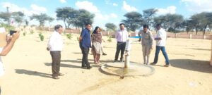 जिला कलेक्टर ने पूगल क्षेत्र के दूरस्थ गांवों में किया हैंडपंप्स का निरीक्षण