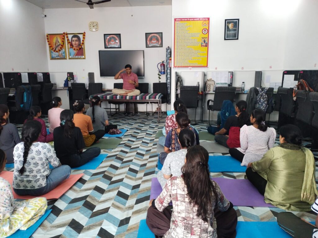 बालिका स्वाध्याय निशुल्क लाइब्रेरी में अब नियमित योग, प्राणायाम और ध्यान की कक्षाएं शुरू