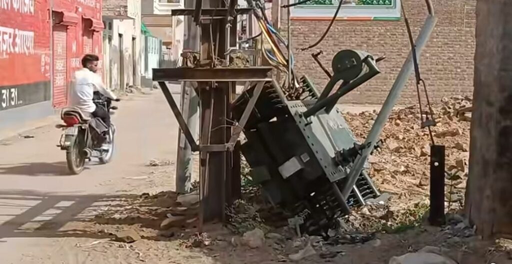लूणकरणसर में ट्रांसफार्मर गिरा, बड़ा हादसा टला – लोगों ने की सुधार की मांग