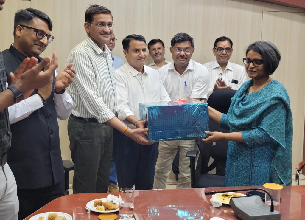 कलेक्ट्रेट कर्मचारी संघ ने किया निवर्तमान जिला कलेक्टर नम्रता वृष्णि का अभिनन्दन, दी भावभीनी विदाई