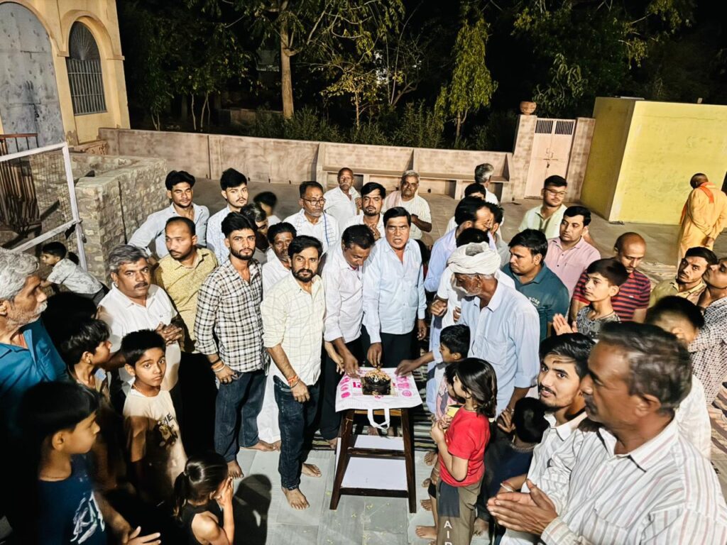 ग्राम मोमासर में धूमधाम से मनाई गई सैन जयंती, भजन-कीर्तन और केक कटिंग का आयोजन