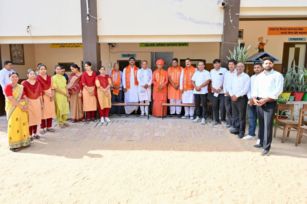 श्रीडूंगरगढ़: स्वामी प्रताप पुरी जी का दयानंद विद्या निकेतन में सम्मान, विद्यार्थियों को किया प्रेरित