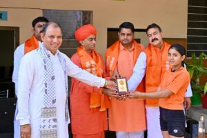 श्रीडूंगरगढ़: स्वामी प्रताप पुरी जी का दयानंद विद्या निकेतन में सम्मान, विद्यार्थियों को किया प्रेरित