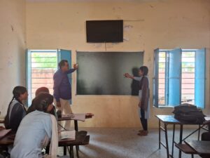 माध्यमिक शिक्षा निदेशालय के अतिरिक्त निदेशक शैलेंद्र देवड़ा ने विद्यालयों का किया औचक निरीक्षण, बच्चों को पढ़ाया विज्ञान और अंग्रेजी का पाठ