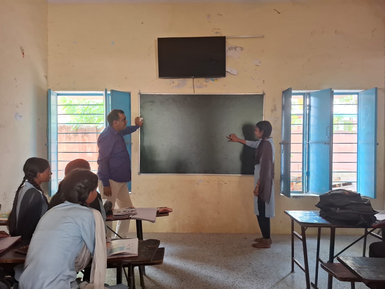 माध्यमिक शिक्षा निदेशालय के अतिरिक्त निदेशक शैलेंद्र देवड़ा ने विद्यालयों का किया औचक निरीक्षण, बच्चों को पढ़ाया विज्ञान और अंग्रेजी का पाठ