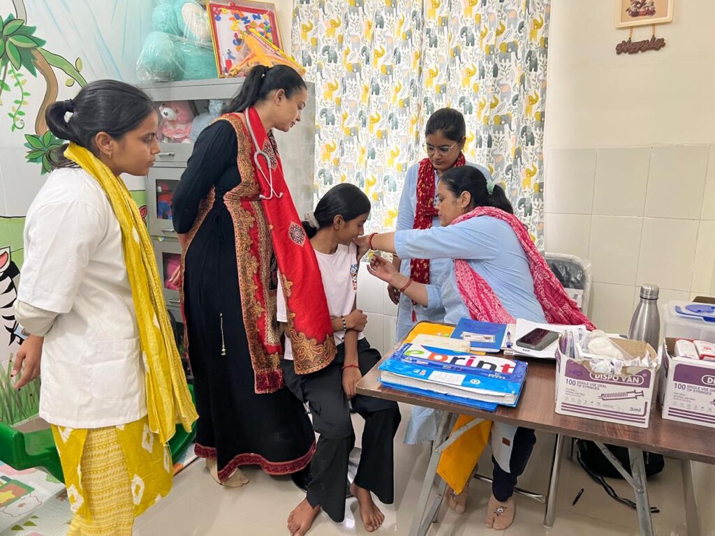 एचपीवी टीकाकरण ने पकड़ी रफ्तार, एक दिन में 450 से अधिक किशोरियों को लगा सुरक्षा टीका