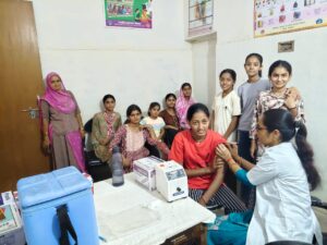 एचपीवी टीकाकरण ने पकड़ी रफ्तार, एक दिन में 450 से अधिक किशोरियों को लगा सुरक्षा टीका