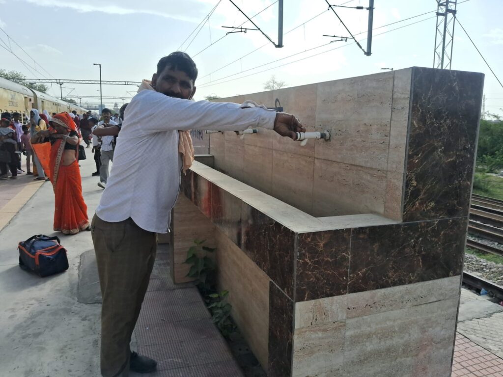 लूणकरणसर में प्लेटफार्म पर पानी के लिए सुख रहे हलक 